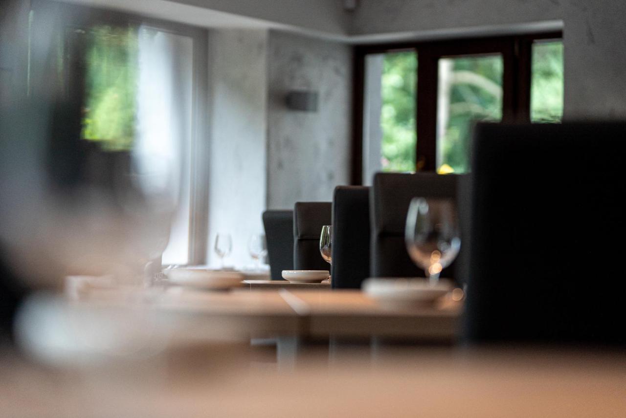 Penzion A Restaurace Bily Mlyn Liberec Esterno foto