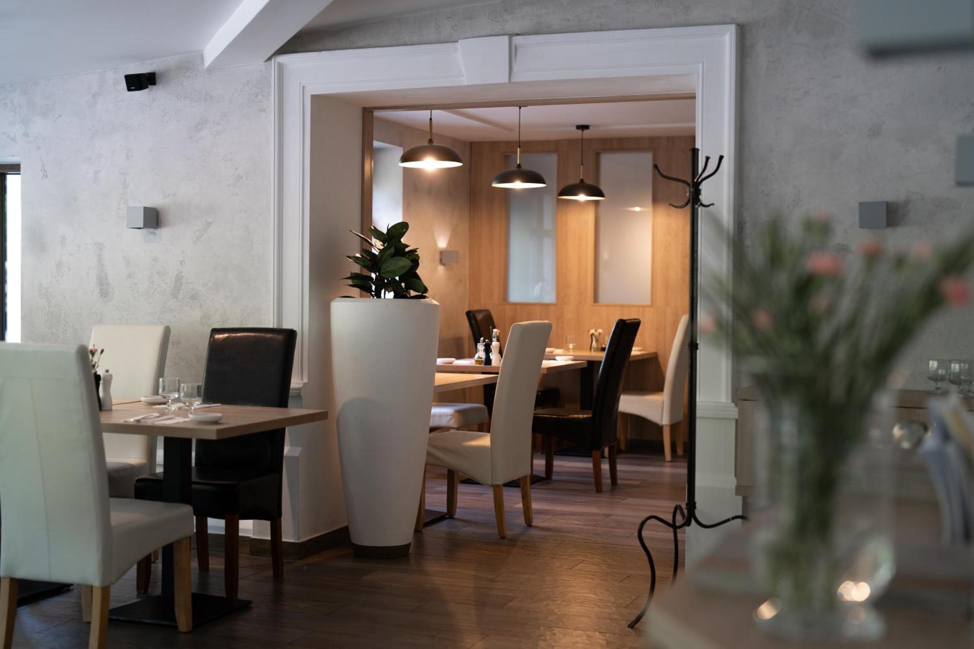 Penzion A Restaurace Bily Mlyn Liberec Esterno foto